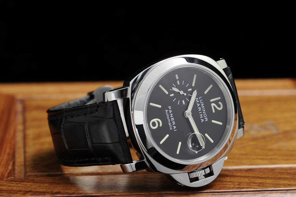 [SOLD] [LNIB] Panerai PAM 104 Luminor Marina Automatic w date 44